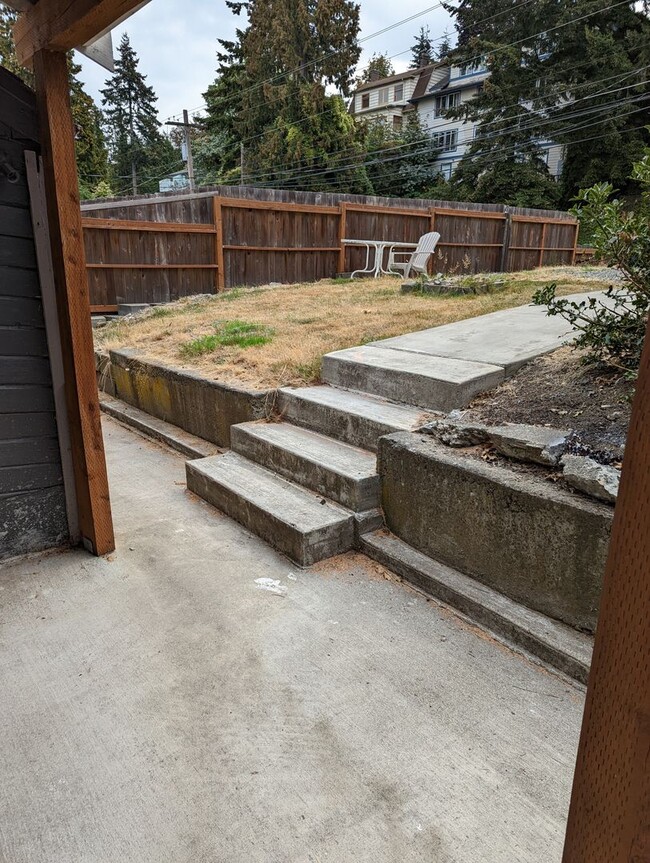 Building Photo - 5 Bedroom 2 Bath House Close to Downtown a...