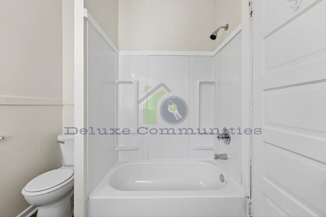 Building Photo - Beautiful Two Bedroom Lower Unit! Available NOW!!