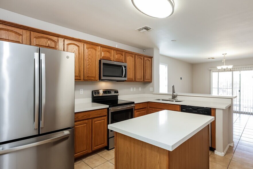 Building Photo - 17746 W Red Bird Rd