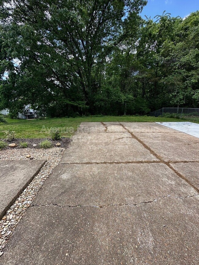 Building Photo - 425 Westglen Village Dr
