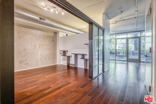 Building Photo - 1100 S Hope St