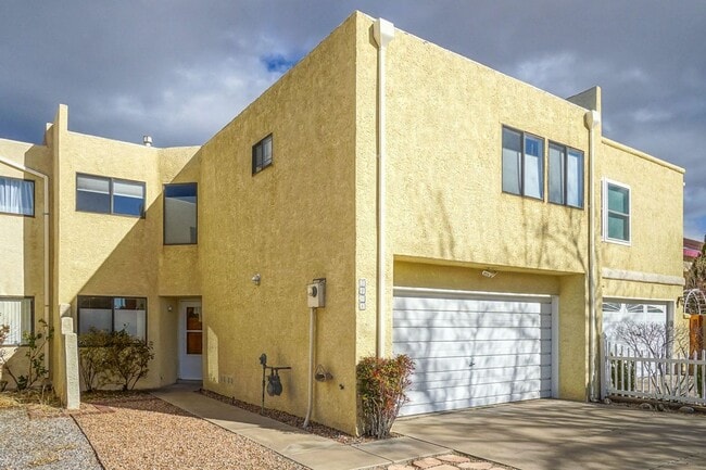 Building Photo - Amazing 3 bed 2 bath NE Heights Townhome