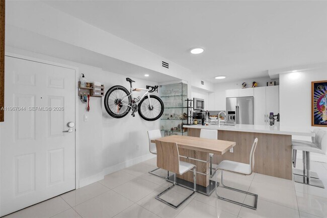 Building Photo - 1155 Brickell Bay Dr