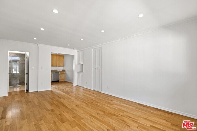 Building Photo - 1233 N Harper Ave