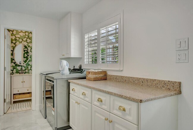 Building Photo - Luxury 5 Bed/4 Bath Pool Home on a Golf Course in Central Sarasota