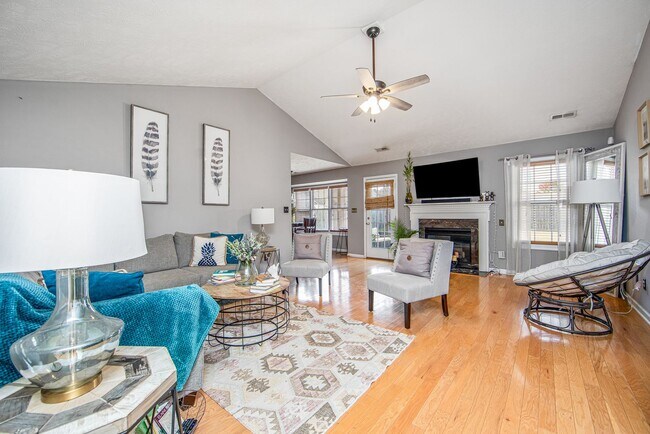 Building Photo - Good size home East of Raeford