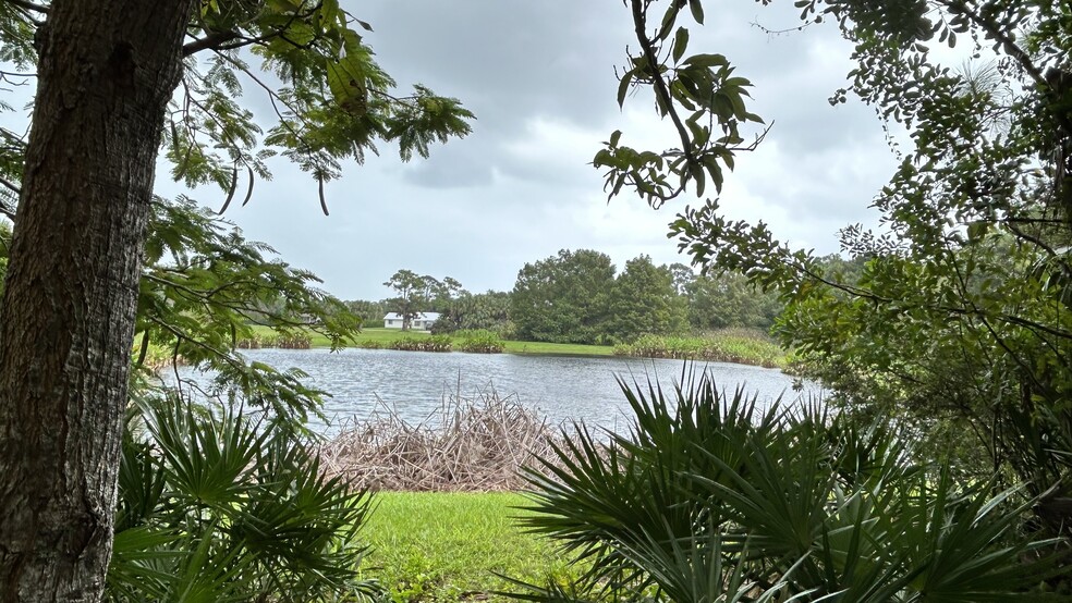 Building Photo - 6205 SE Circle St