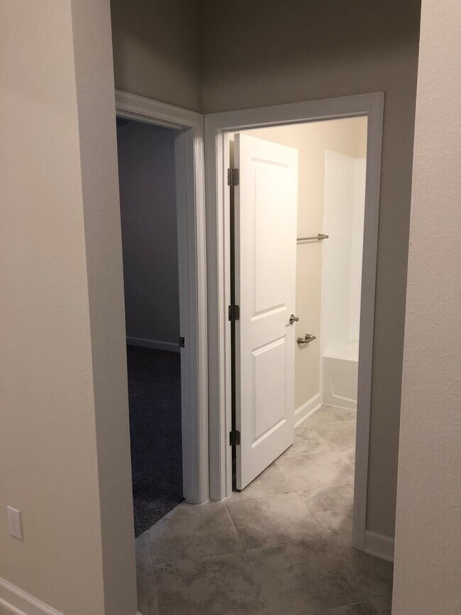 Building Photo - Lakefront Single Story 3/2 Home  FREE washer dryer, Internet, Cable and Phone