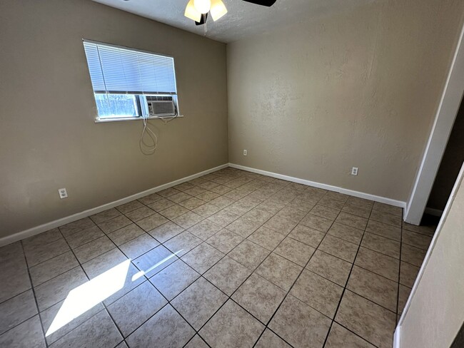 Building Photo - **Move-In Special: $400 off 1st mo **880 N...