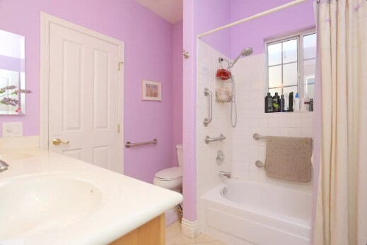 Tub/shower - 7932 Lakepoint Cir