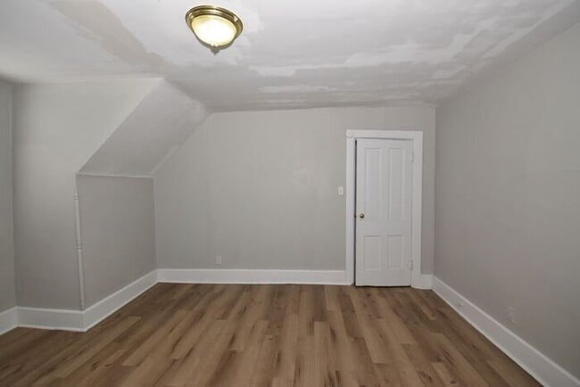 Building Photo - Near local Universities and Entertainment 4 bedroom 2 story Single Family Home