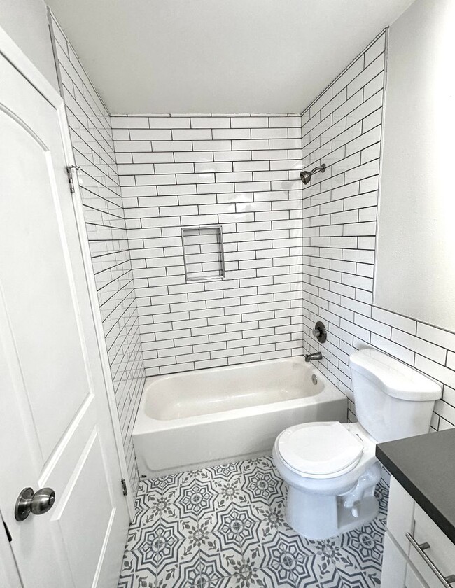 Building Photo - Stunning Townhome In Santee with Modern Fi...