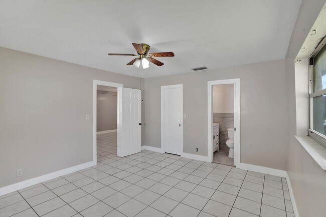 Building Photo - 7010-7012 NW 78th Ave