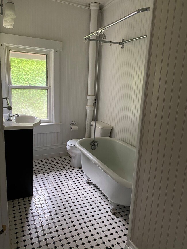 Upstairs Bathroom - 224 Bonner Street