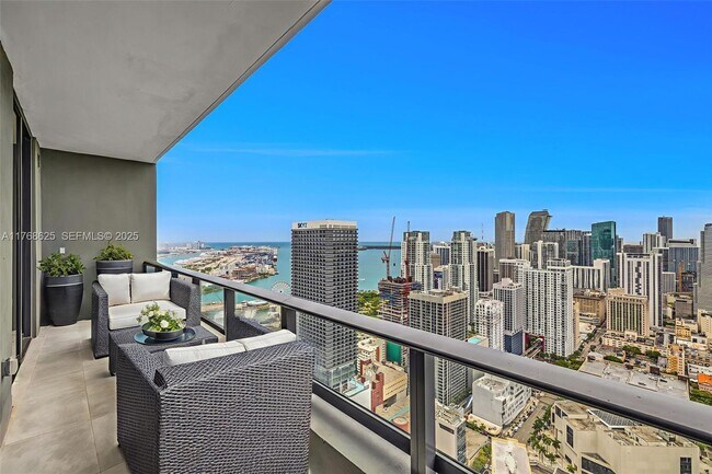 Building Photo - 601 NE 1st Ave