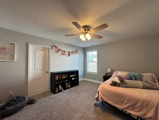 Building Photo - Spacious 4 Bed 3 Bed Home in Pine Forest School District