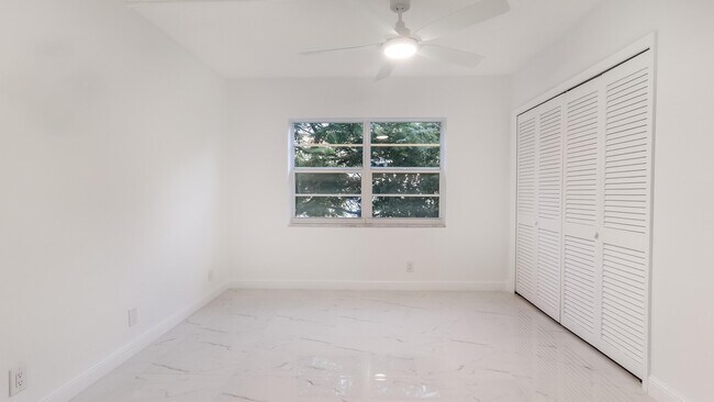 Building Photo - 3000 N Palm Aire Dr