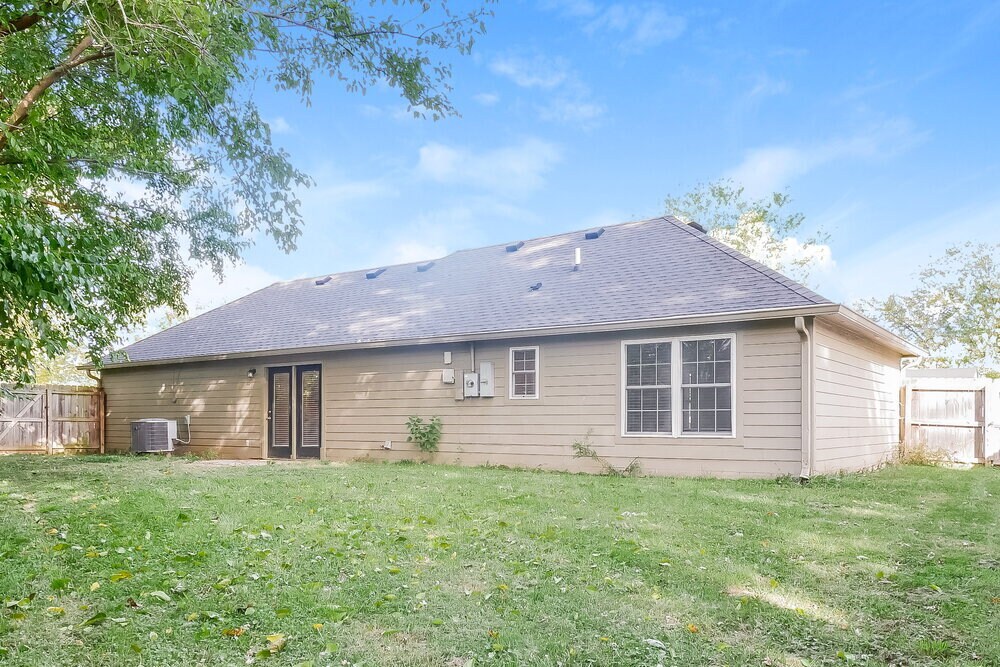 Building Photo - 450 Southgate Dr