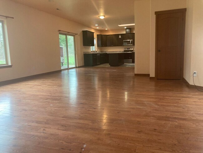 Building Photo - 4 Bedroom Home in Mountain Vista Community!