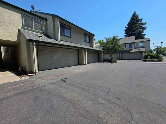 Building Photo - 3 bedroom condo w/2 car garage!