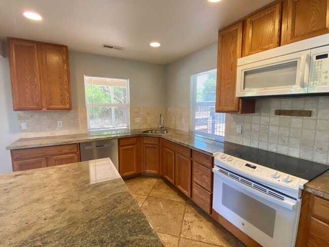 Building Photo - Charming 2 Bedroom Westside Petaluma Bungalow