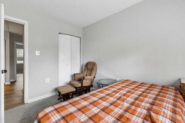 Building Photo - Beautifully remodeled two-level townhouse located in the desirable Irongate Community,