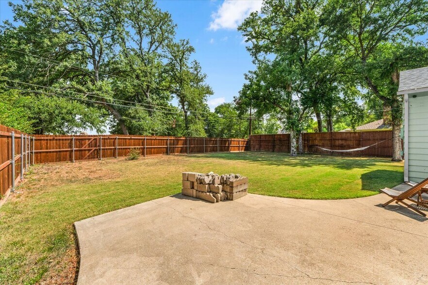 Building Photo - 3720 Oaklawn Dr