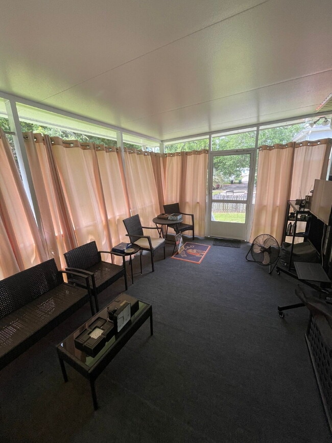 Building Photo - Large 3/2 with Fenced in Yard!