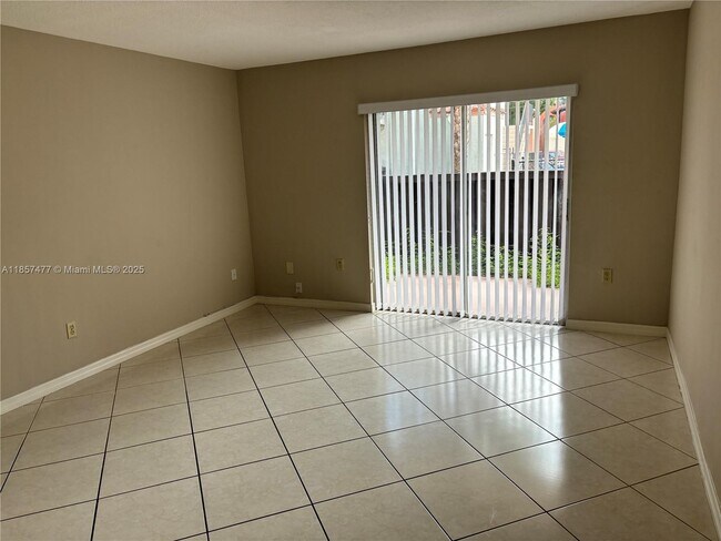 Building Photo - 10748 N Kendall Dr