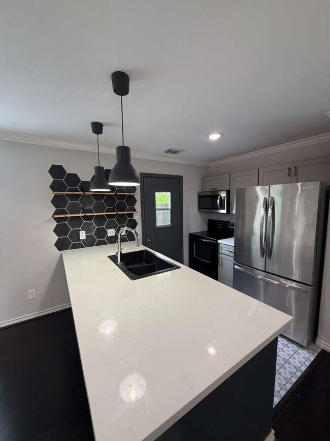 Building Photo - 9623 Elmview Pl