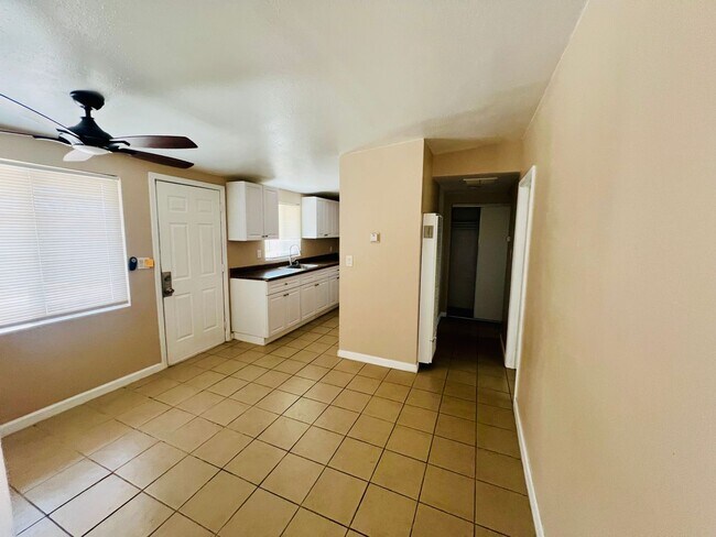 Building Photo - 411