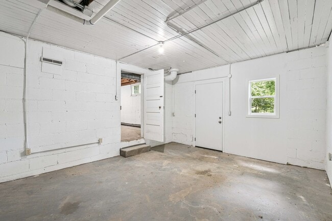 Building Photo - Cute 4 Bedroom 2 Bath Bungalow with a fenc...