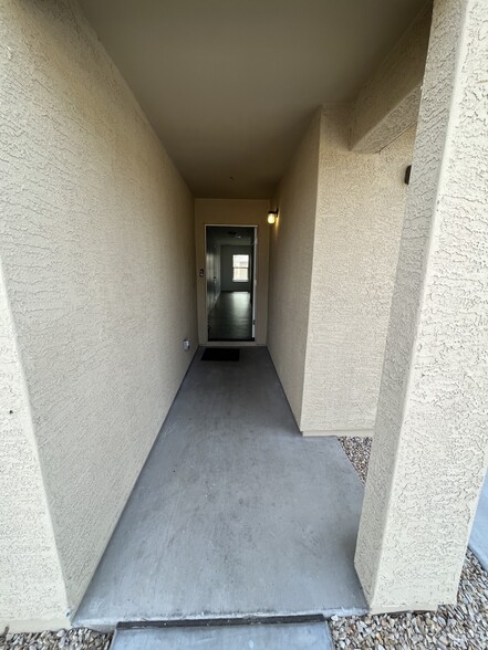 front entrance - 1043 W Seminole Dr