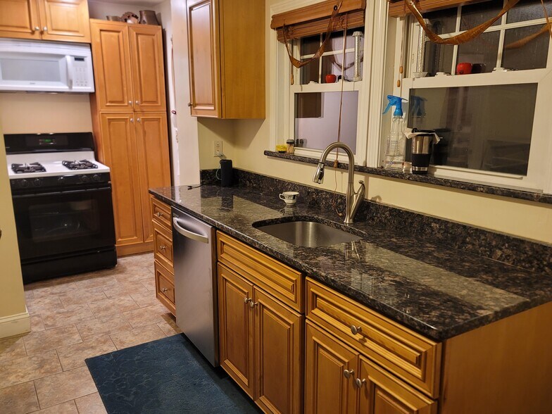 Building Photo - 94 Gill St