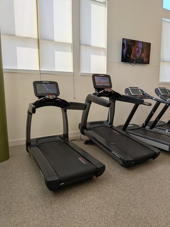 Building Photo - Studio Apartment Home on Top Floor with views of City Hall!