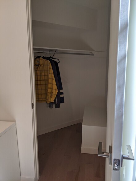 Building Photo - 654 N Virgil Ave