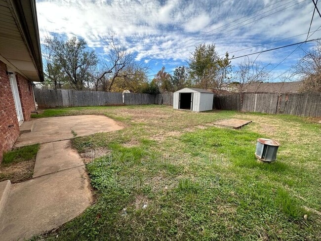 Building Photo - 621 Lotus Ave