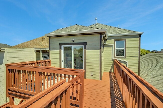 Building Photo - Stylish West Oakland 2/1 Flat - Completely Renovated.