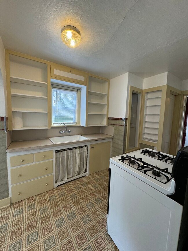 Building Photo - 2 bed 1 bath with view and basement