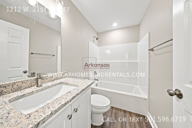 Building Photo - 1212 W 21st St