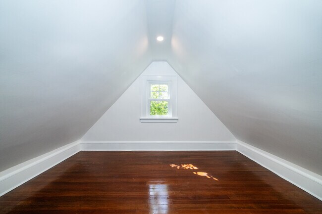 Building Photo - 162 Rockingstone Ave