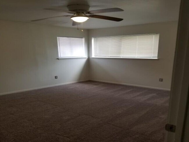 Building Photo - 1042 Creekmont Dr