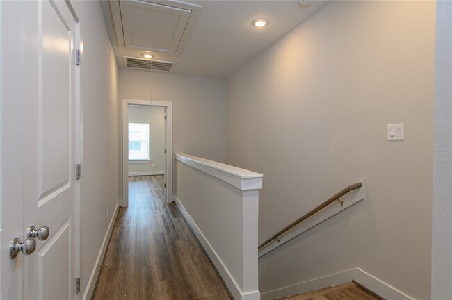 Building Photo - 1274 N Post Oak Rd