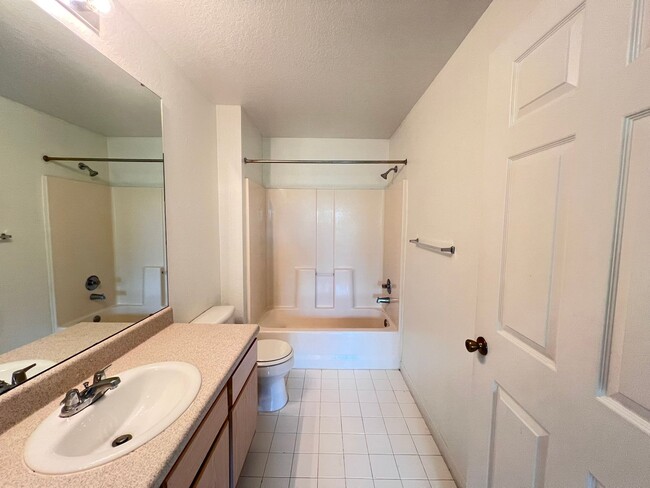 Building Photo - Awesome apartment at Cypress fairway!