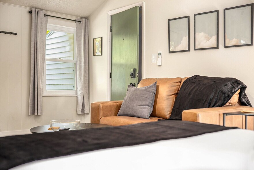 Building Photo - 37 Gold Ave NW