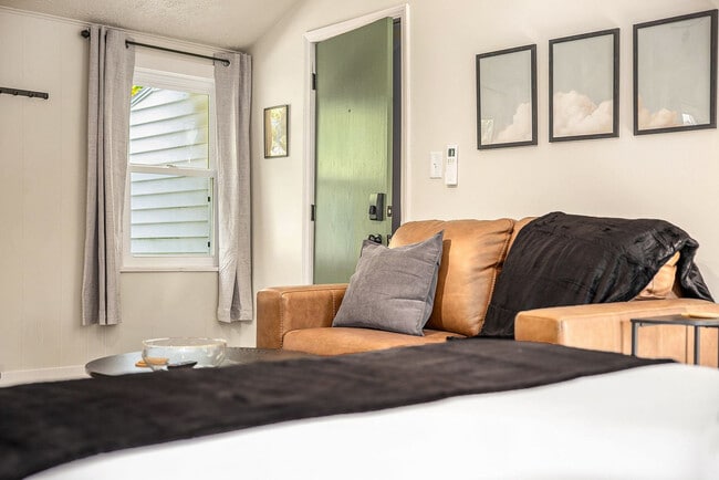 Building Photo - 37 Gold Ave NW