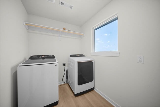 Building Photo - 3844 Pinecrest St