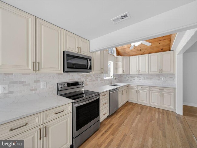 Building Photo - 9325 Brentsville Rd