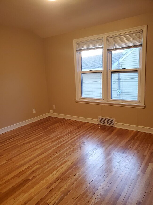 Building Photo - 1521-1525 Oxford St North