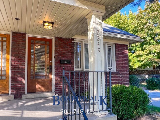Building Photo - 2247 E Lambourne Ave